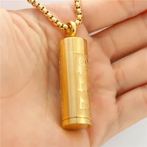 Collana con ciondolo cilindrico in acciaio inossidabile dorato e caratteri incisi