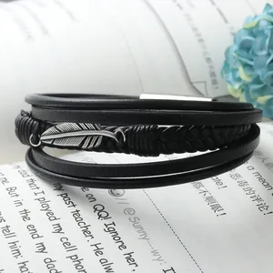 Mehrlagiges schwarzes Lederarmband für Herren mit einem silbernen Federanhänger aus Metall