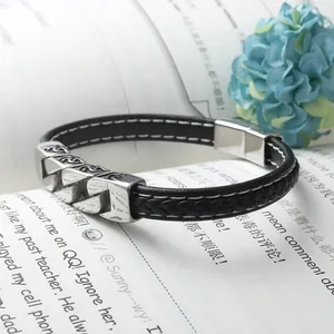 Modisches Herren Lederarmband in Schwarz mit gravierter Edelstahlkette im Vintage-Stil