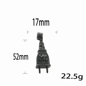 Punk schedel hanger in matzwart roestvrij staal met 52mm hoogte en industriële stijl