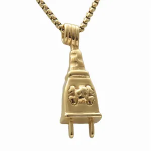 Detailopname van punk gouden stekker hanger met schedel en stevige box schakelketting