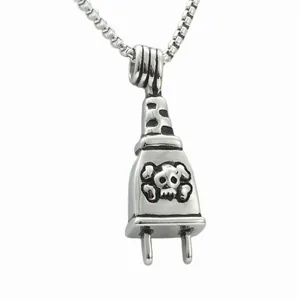 Detail van de punk stekker hanger met schedelgravure aan een vintage roestvrijstalen ketting