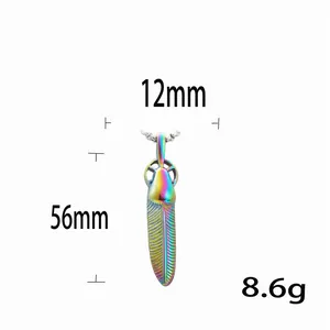 Pendentif plume rétro en acier inoxydable à finition irisée, dimensions 12mm x 56mm