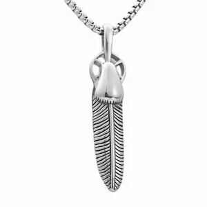 Collier avec pendentif plume en acier inoxydable de style punk rétro fini argent vieilli