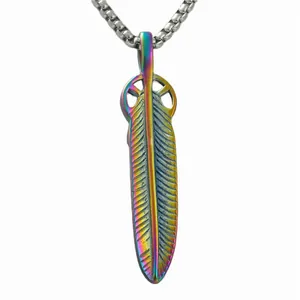 Détail macro du pendentif plume en acier inoxydable irisé avec gravure sur métal
