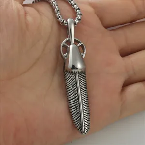 Pendentif plume en acier inoxydable punk avec texture vintage sur chaîne carrée argentée
