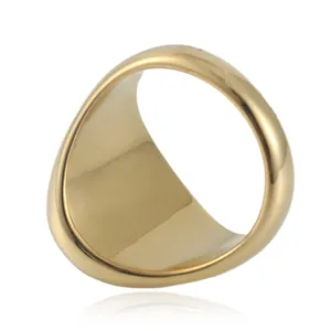 Polierter goldener Siegelring aus Edelstahl mit flacher Oberseite im minimalistischen Stil