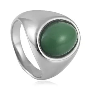 Nahaufnahme eines silbernen Edelstahlrings mit einem großen ovalen grünen Edelstein