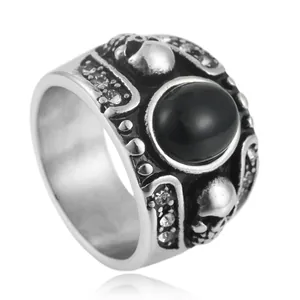 Anillo de calavera punk vintage en acero de titanio con piedra negra y circonitas