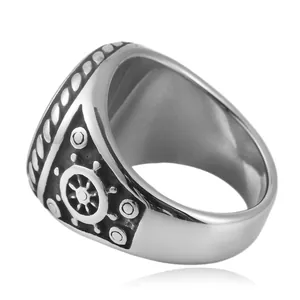Anillo punk vintage de acero de titanio con timón náutico y detalles de cuerda fina