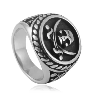 Anillo pirata vintage de acero inoxidable con calavera, sables y detalles de cuerda