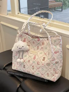 Borsa tote con stampa di orsetti, manici intrecciati e ciondolo a nuvola su libro