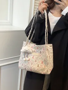 Borsa tote con stampa floreale, orsetti, manici intrecciati e ciondolo a nuvola