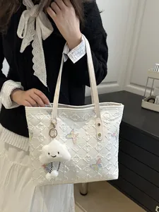 Grand sac cabas blanc à broderie papillon avec texture matelassée et charme nuage