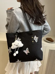 Grand sac cabas noir avec broderie papillon colorée et un pendentif en peluche