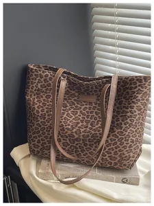 Dettaglio borsa tote leopardata con cinturini in pelle ed etichetta Fashion & Bags