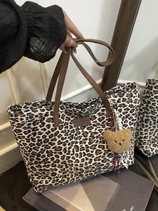 Borsa Tote da Donna alla Moda con Stampa Leopardata Grande Capacità Vintage in Poliestere Texture Scamosciata con Pendaglio Orsetto