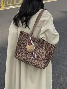 Grande borsa tote vintage leopardata in camoscio con cinturini in pelle e ciondolo a orso