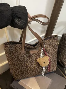 Grande borsa tote leopardata autunnale in pelle scamosciata con spalline in pelle