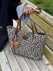 Grande borsa tote leopardata con manici in pelle marrone e ciondolo a orsetto