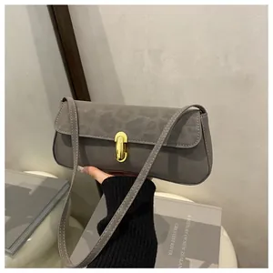 Detailaufnahme der dunkelgrauen Baguette-Tasche mit Leopardenmuster und goldener Schließe