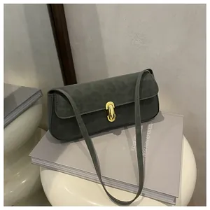 Detail der dunkelgrauen Schultertasche mit Leopardenmuster und goldener Metallschnalle