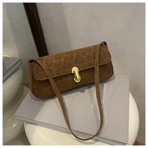Nahaufnahme der Leoparden-Baguette-Tasche mit goldener Metallschnalle und Wildlederoptik