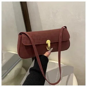 Details der burgunderroten Baguette-Tasche aus mattem Wildleder mit goldenem Metallverschluss