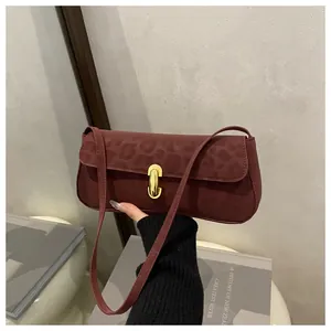 Detail der weinroten Baguette-Tasche mit Leopardenmuster und goldener U-Metallschnalle