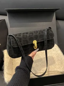 Schicke schwarze Baguette-Tasche mit Leopardenmuster, Goldschließe und Schultergurt