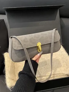 Minimalistische graue Wildleder-Schultertasche mit goldener Schnalle in Geschenkverpackung