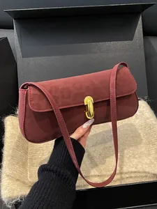 Schicke bordeauxrote Baguette-Tasche aus Wildleder mit Goldverschluss und Riemen