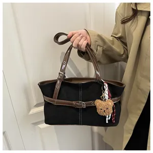 Dettaglio della borsa tote vintage con cinturini in pelle marrone e fibbia in metallo