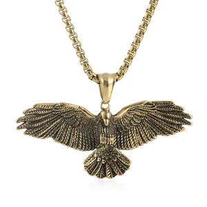 Goldener Adler Anhänger Halskette im Punk-Stil mit Federdetails an einer Box-Halskette