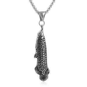 Vue détaillée du pendentif Arowana punk en acier inoxydable avec texture d'écailles de poisson