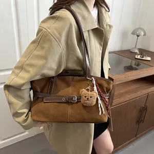 Borsa tote retrò grande capacità color caramello con cinturini in pelle e ciondolo peluche