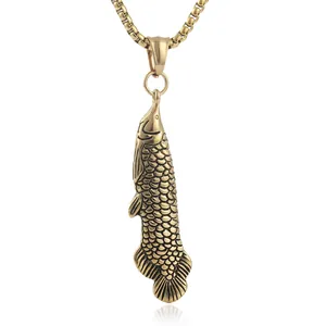 Pendentif arowana rétro en acier titane doré avec écailles détaillées et chaîne vénitienne
