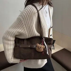 Borsa tote retrò in camoscio marrone scuro con fibbia e orsetto per l'autunno