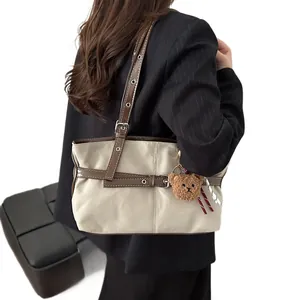 Borsa tote vintage in tela da donna con cinturini in pelle e ciondolo a orsetto