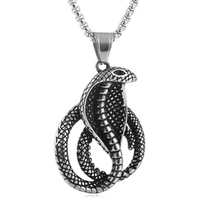 Dettaglio del ciondolo a forma di cobra con trama a squame e finitura vintage