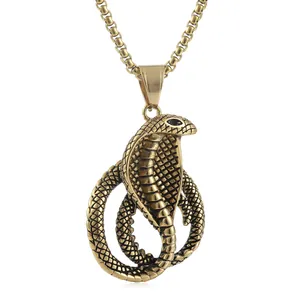Dettaglio di un ciondolo a forma di cobra in oro opaco con scaglie realistiche e catena