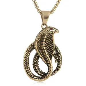 Dettaglio del ciondolo a cobra con scaglie definite e occhio con gemma rossa