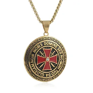 Detailaufnahme des goldenen Templerkreuz-Anhängers mit Emaille und lateinischer Gravur