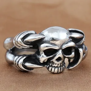 Détail d'une bague tête de mort rétro avec finition vintage et texture de griffe