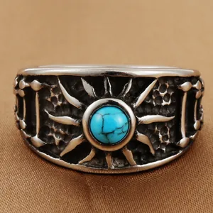 Macro-opname van retro roestvrijstalen ring met turquoise steen en zonnegravure