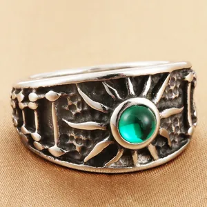 Vintage roestvrijstalen ring met zonnestraalmotief en een groene edelsteen