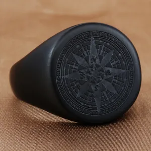 Anello da uomo nero opaco in acciaio inossidabile con design a bussola e stella polare