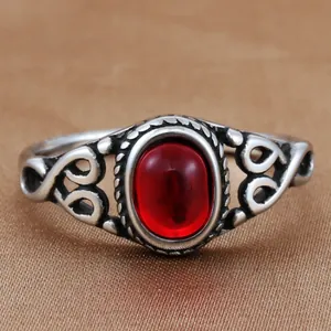 Vintage Punk Herrenring mit ovalem rotem Edelstein und Edelstahl-Hohlmeißelung