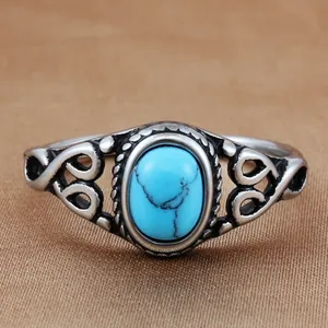 Detailansicht des Retro-Hohlrings mit türkisfarbenem Ovalstein und Herzmustern