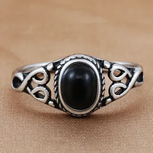 Nahaufnahme von Vintage-Ring aus Titanstahl mit schwarzem Stein und Hohlblumenmustern